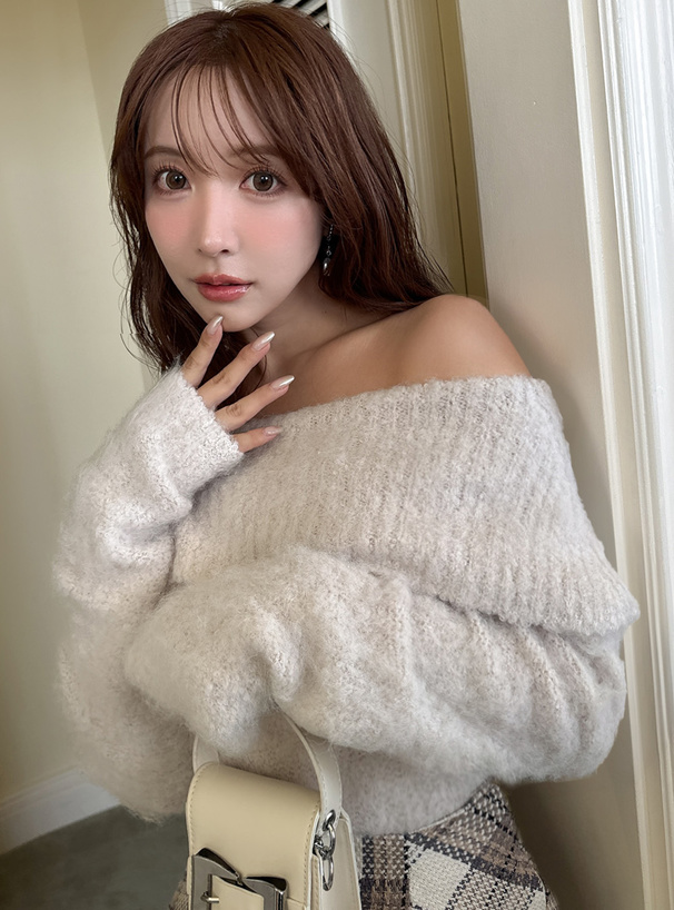 三上悠亜 モヘヤタッチオフショルダーニットトップス[dr757