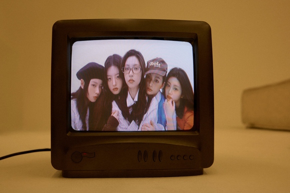 ILLIT、3rdミニアルバム「bomb」最初のコンセプトフォトを公開