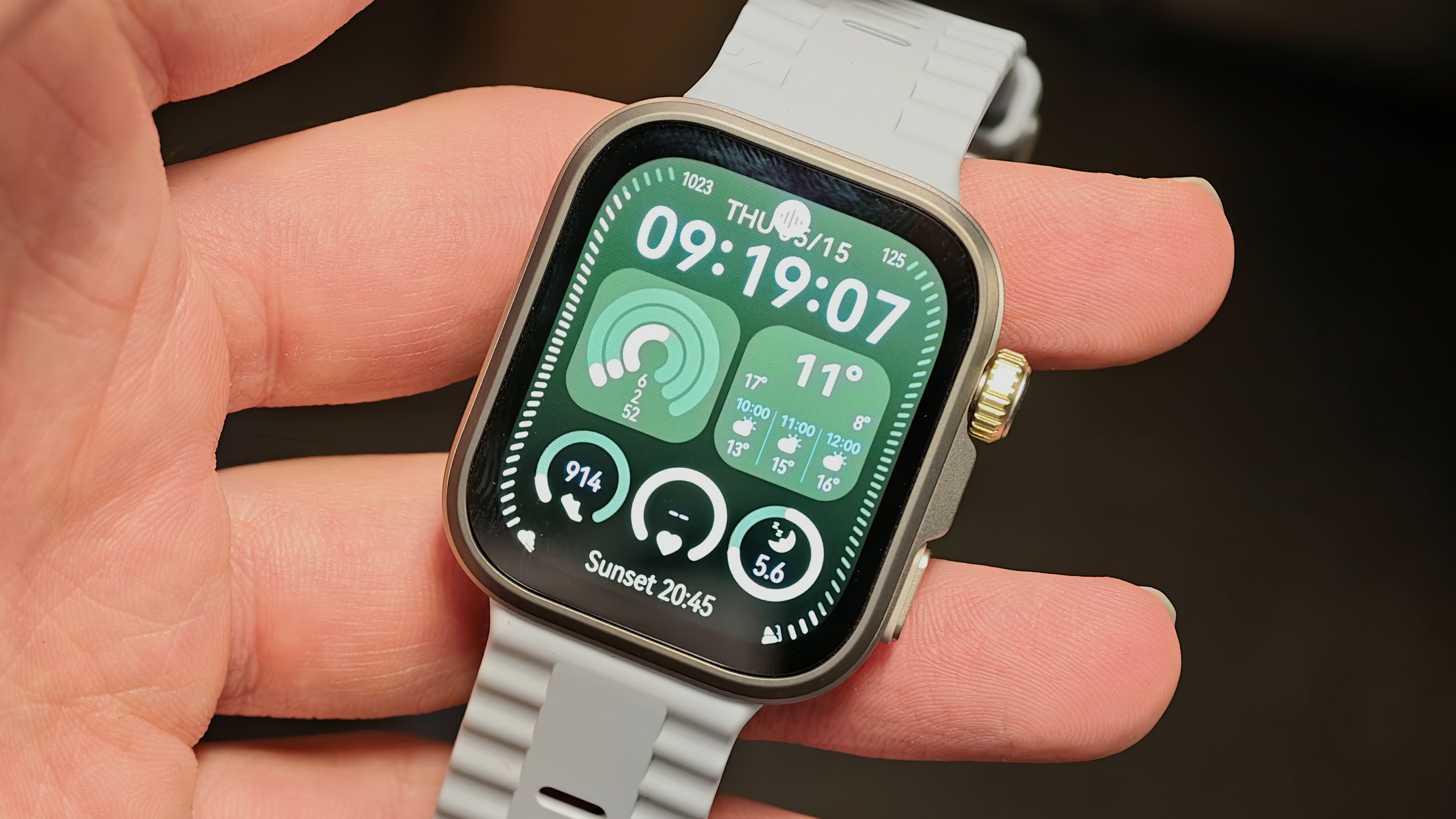 The Huawei Watch Fit 4 Pro looks like an Apple Watch Ultra, but