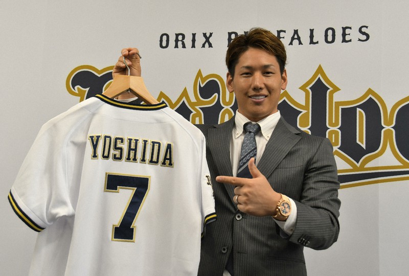 オリックス・吉田正尚、4億円で更改 背番号34から7に変更 | 毎日新聞