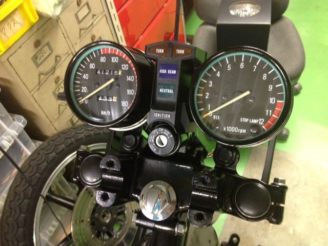 メーター、トップブリッジ、ライトステー、ステム回りサビ取り・剥離