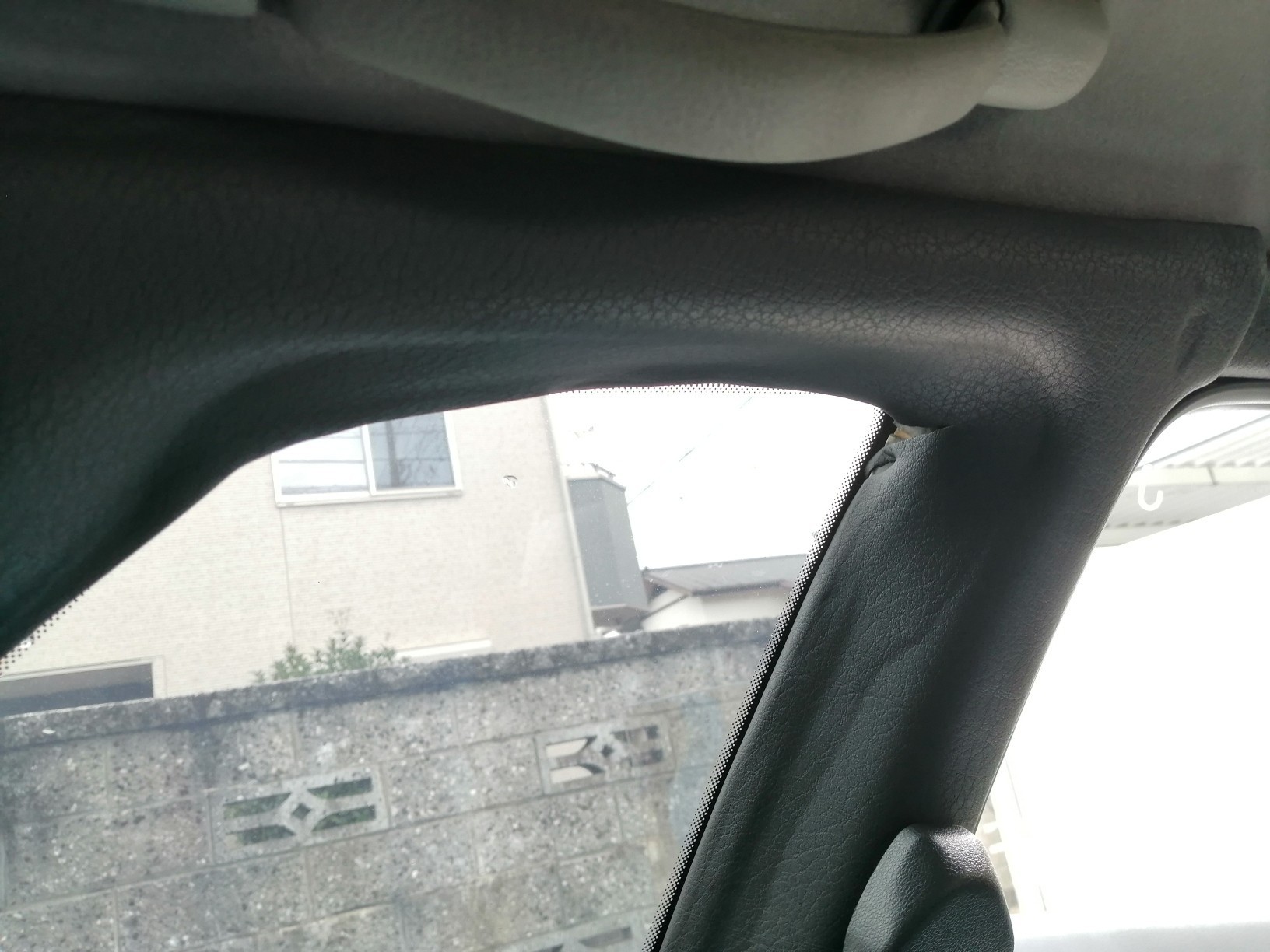 動けないので暇つぶしに、宿題だったCピラー内装交換をしました