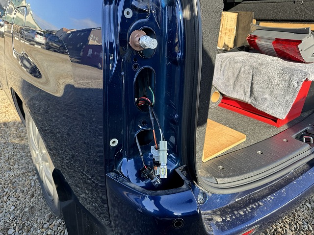 テールランプの交換（トヨタ プロボックスバンハイブリッド・NHP160V