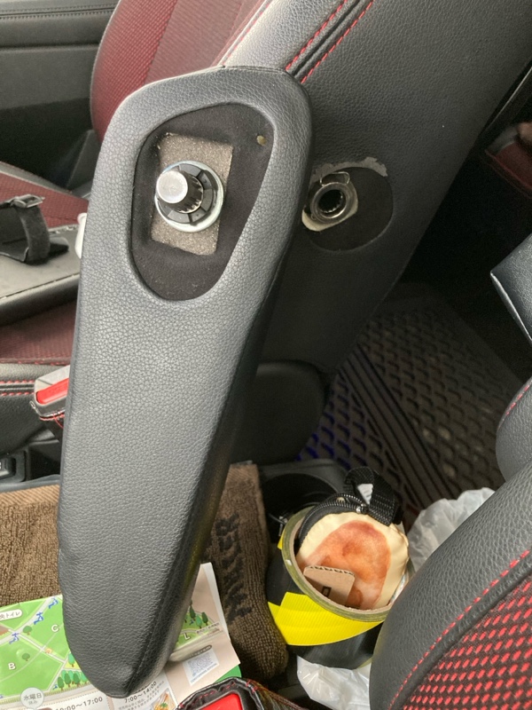 運転席アームレストがもげた❗️💦（三菱 デリカD:5・CV系