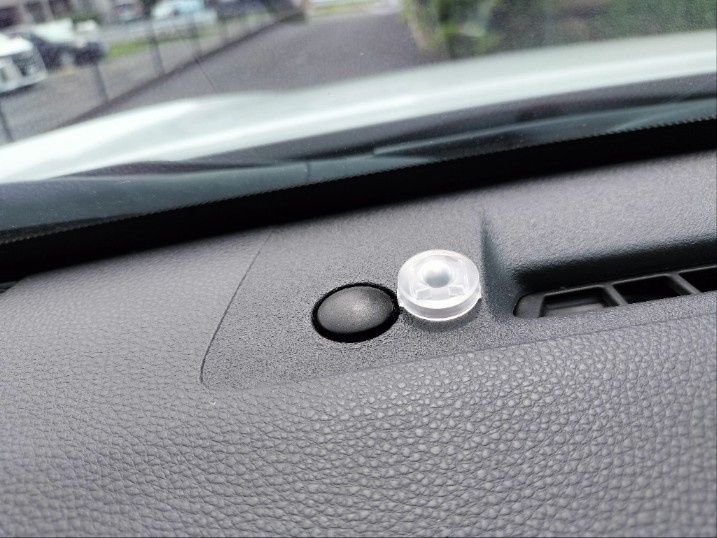 オートライトセンサーのカバーを交換（トヨタ カローラクロス