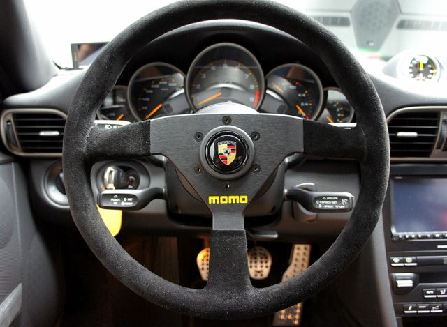 momo M42 350mm モデル07 ブラックスエード 黄センターマーカー 【公式