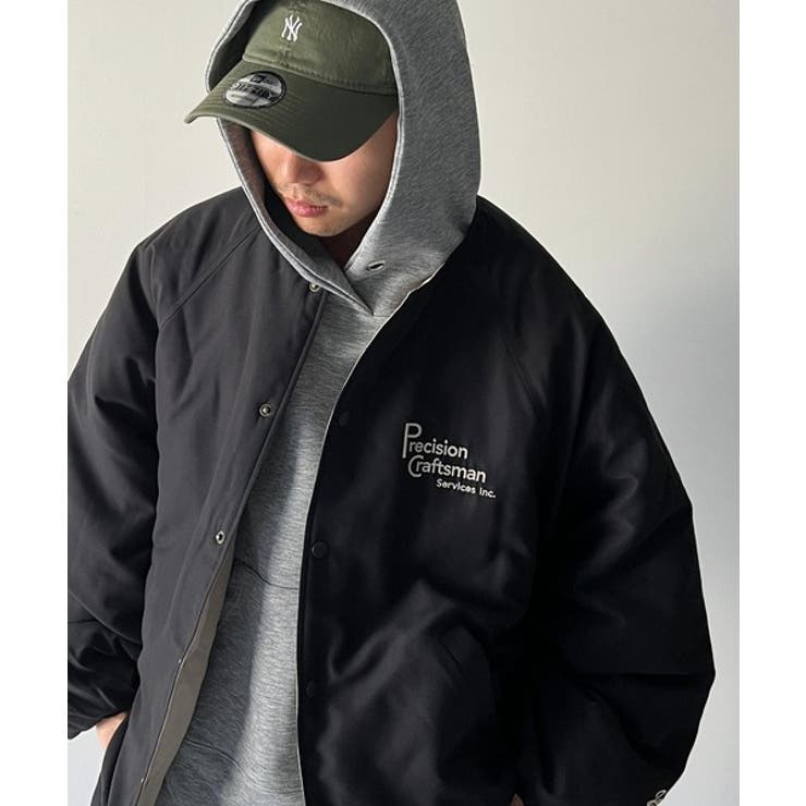 Javaジャバコラボ》ストリートで存在感を発揮。ロゴ刺繍中綿ノーカラー