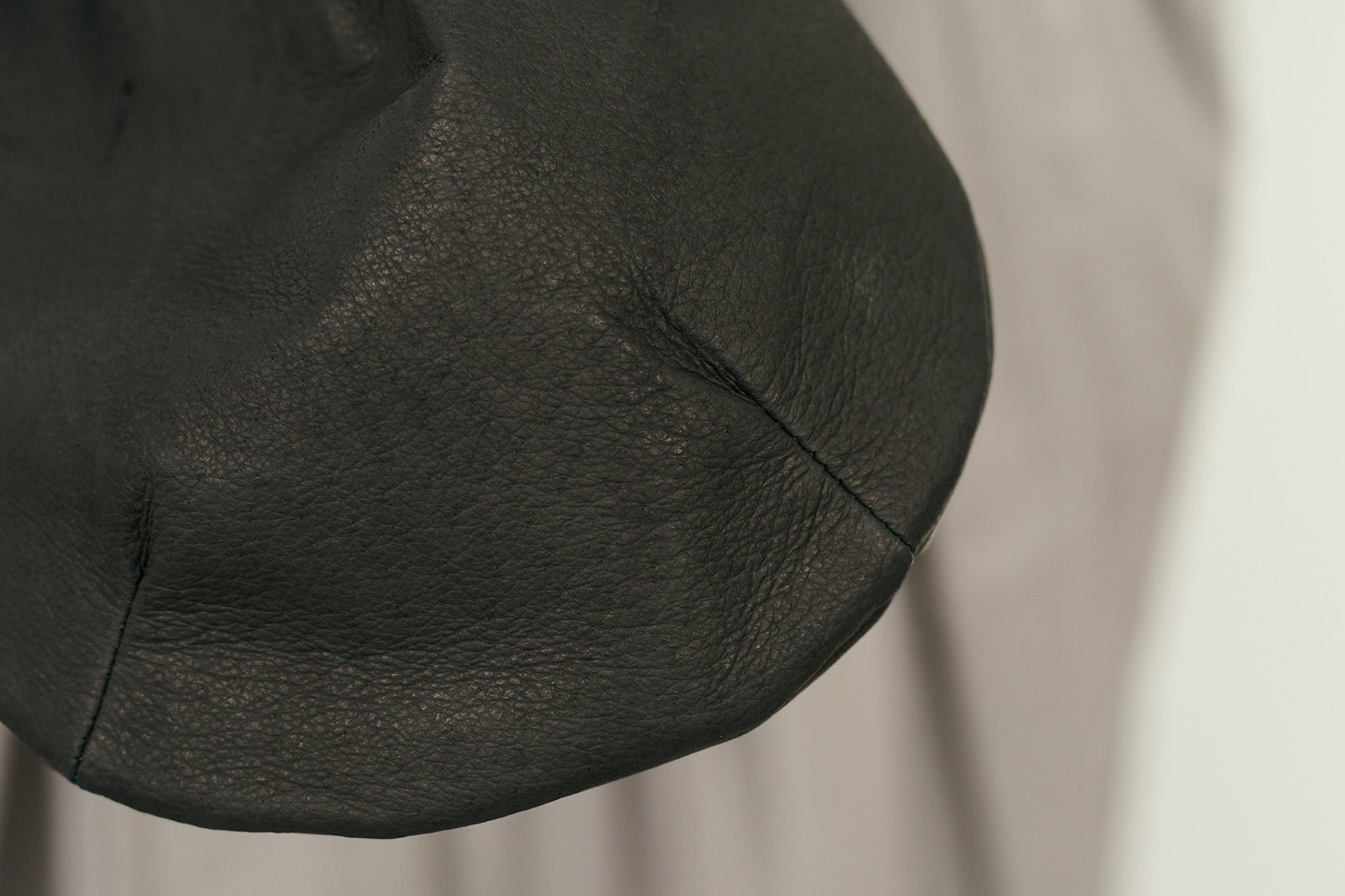 REN】《ショルダーバッグ》シンプルで軽いレザー素材の丸型ポシェット。