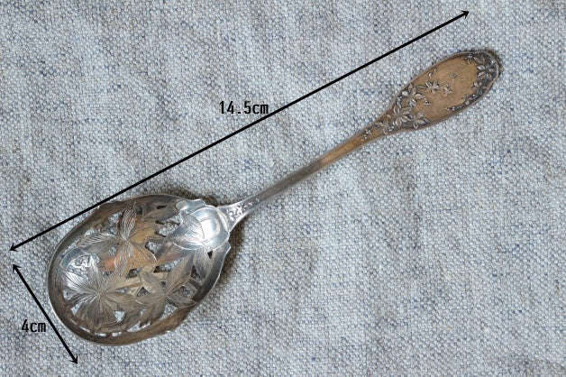 透かし細工が美しいシルバー製シュガースプーン フランスアンティーク