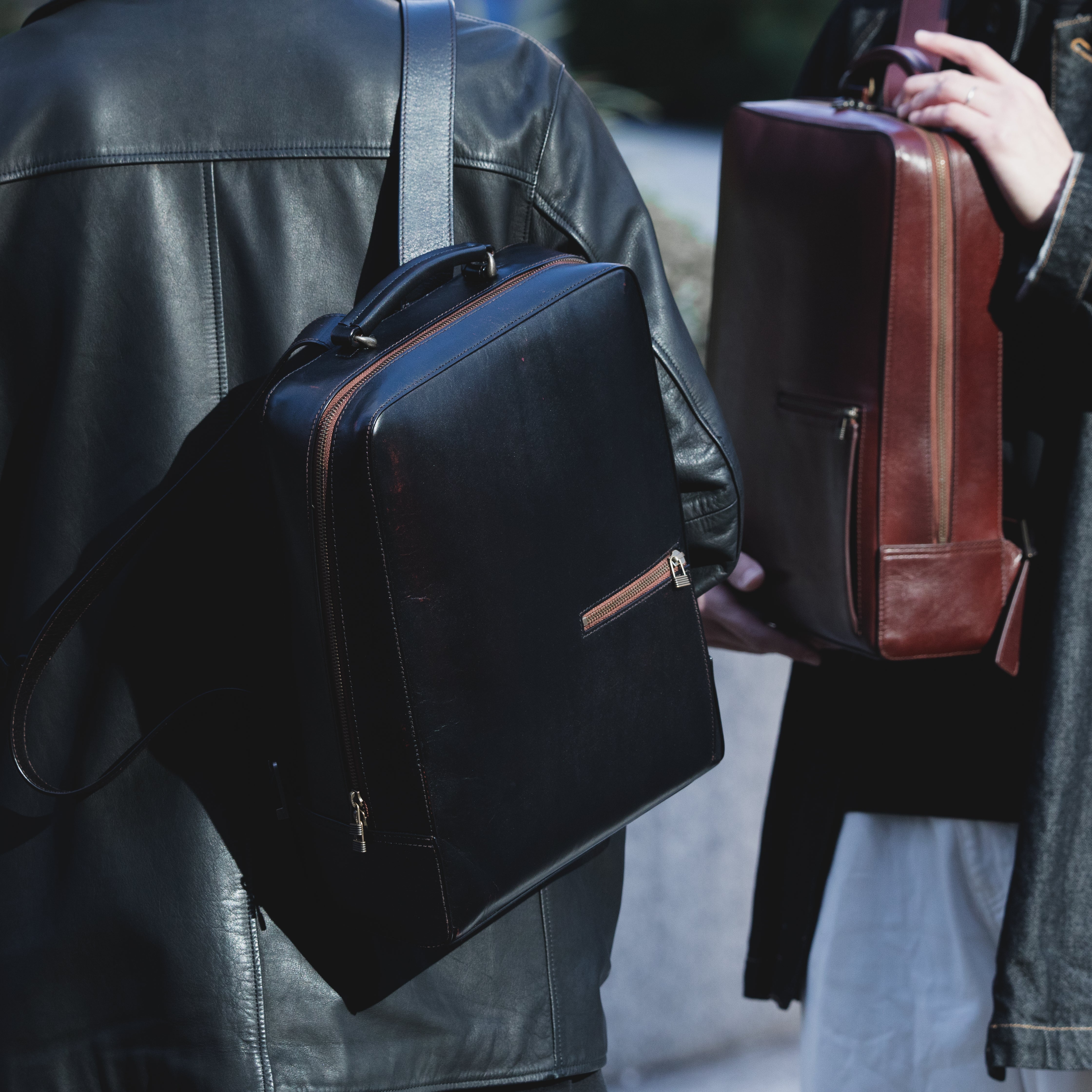 黒から茶へ、経年変化を楽しめる「Layered Antique Square Backpack