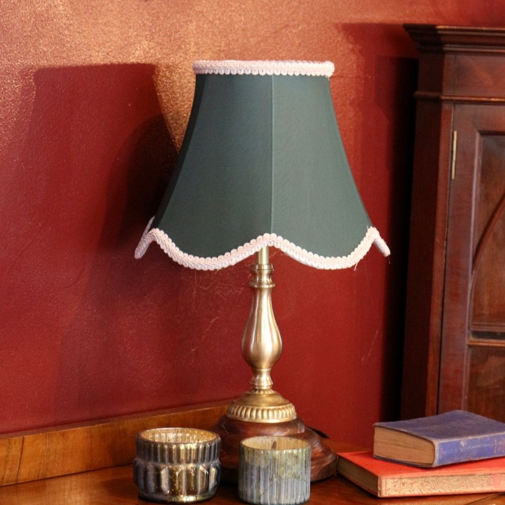 白いブレードがオシャレです♪ クラシックスタイルのテーブルランプ