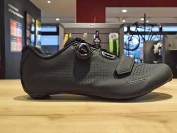 重さを感じさせない超軽量シューズVelocis(ヴェロシス）が登場!