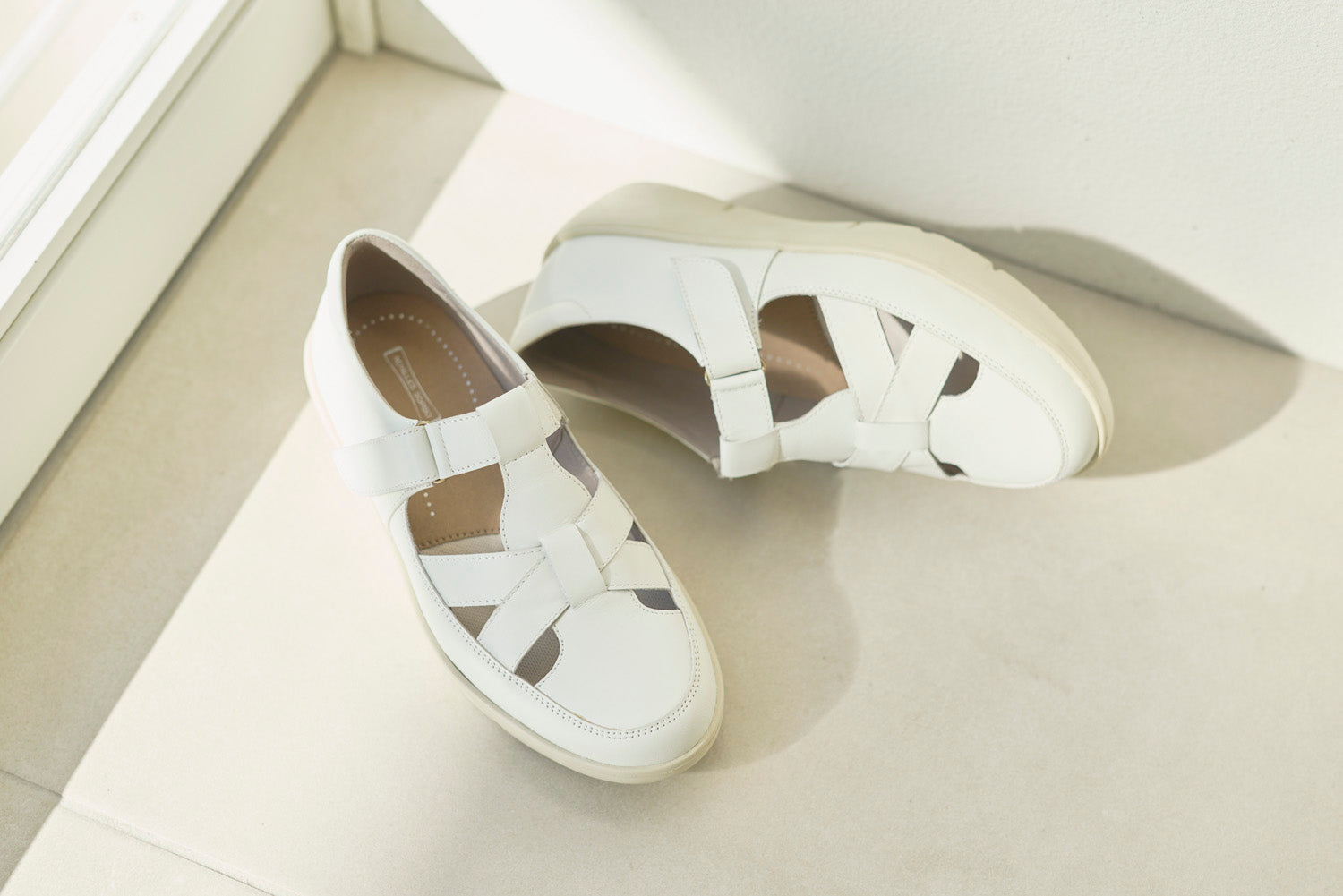 アキレス・ソルボ H 607 白｜牛革3E 厚底グルカサンダル風スリッポン