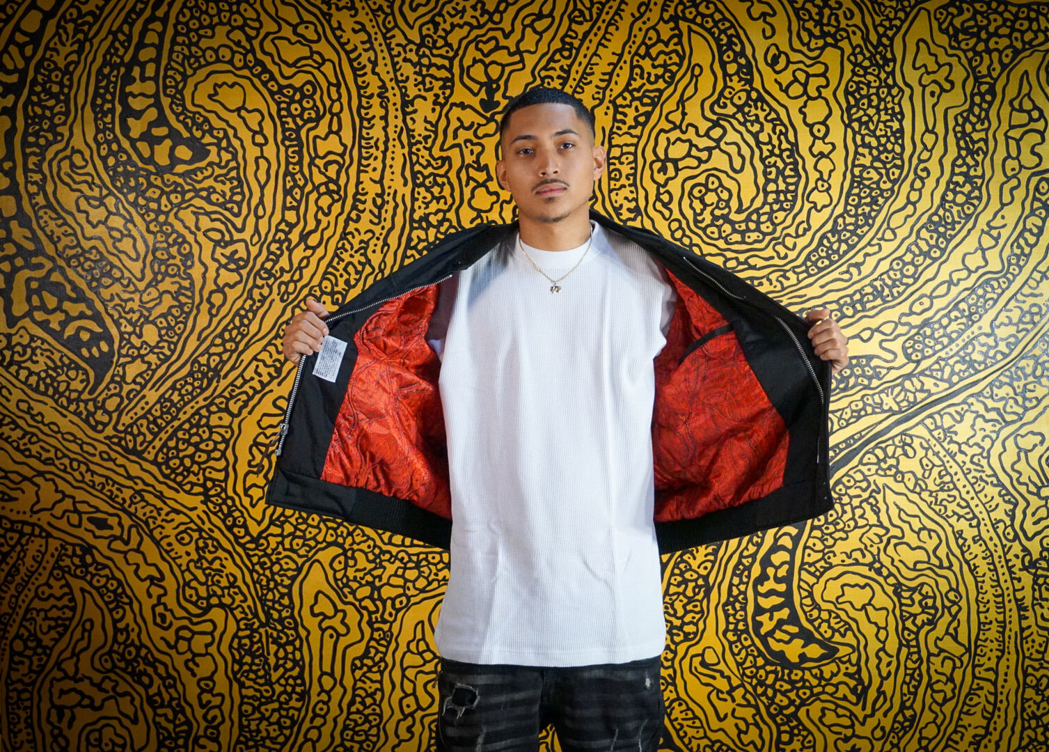 クラシックなブラックとレッドのペイズリー裏地のダービージャケット