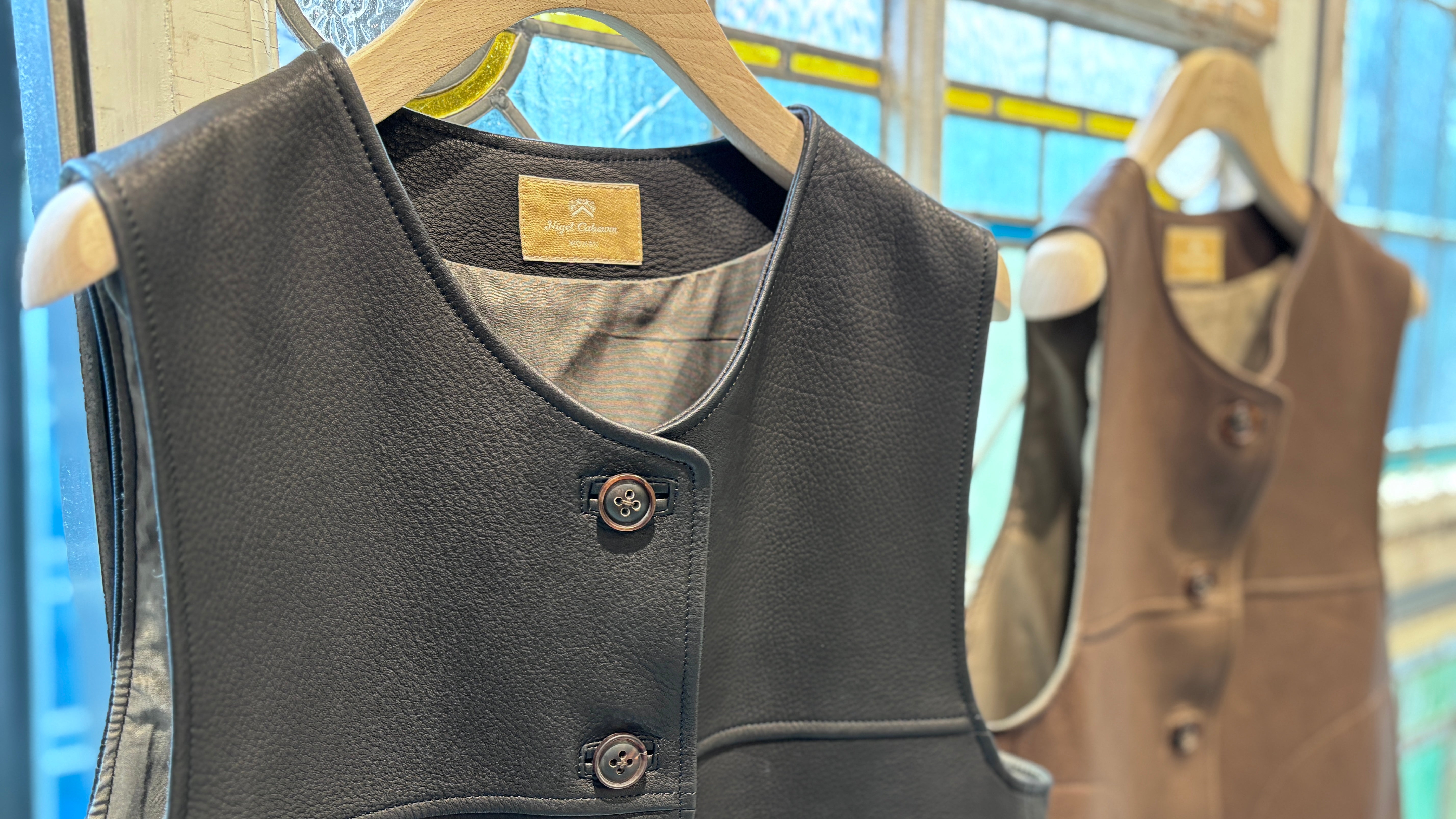 良いベストあります》LEATHER JERKIN VEST – ナイジェル・ケーボン