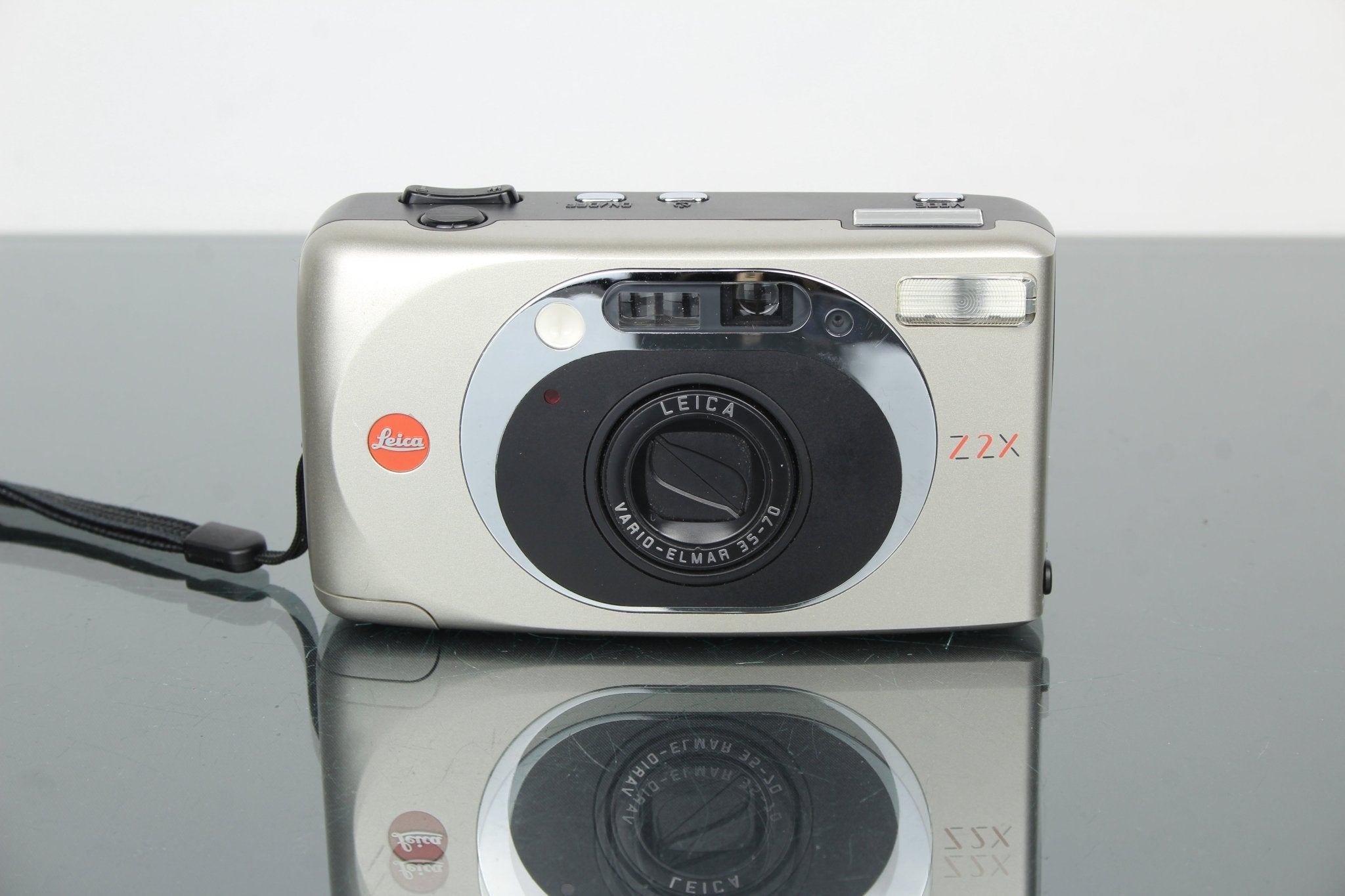 Leica Z2X Review: Compact 35mm Point & Shoot for Modern
