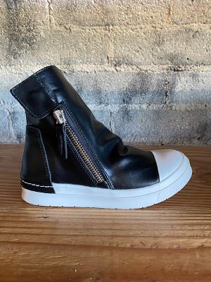 Cinzia Araia – Minnie T's