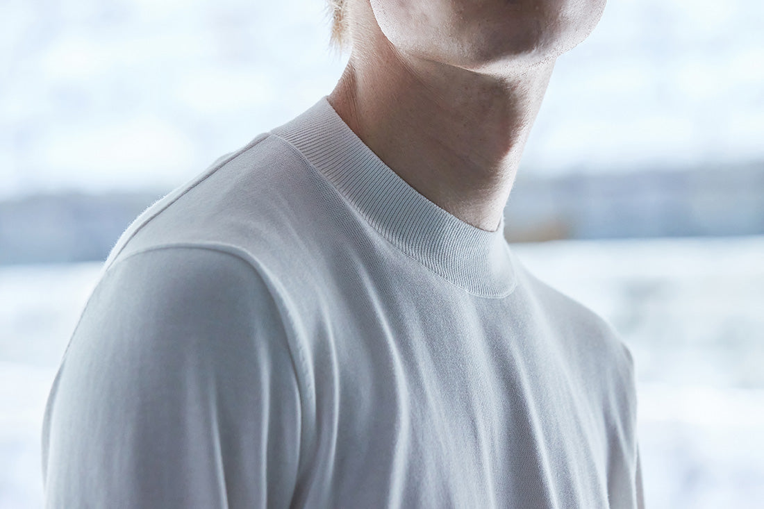 首元からスタイルを上品に見せる モックネックロングスリーブニット