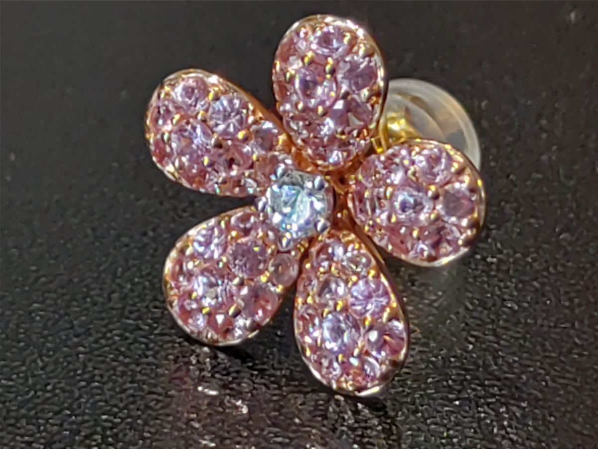 新宿店で、ミオハルタカのピンクサファイアとメレダイヤを採用したお花