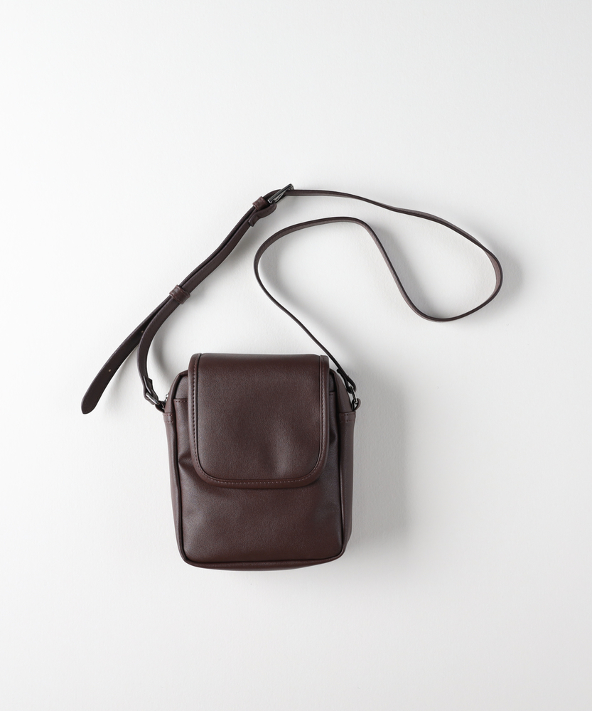 PUフラップショルダーバッグ(ONE SIZE ブラック): ファッション雑貨