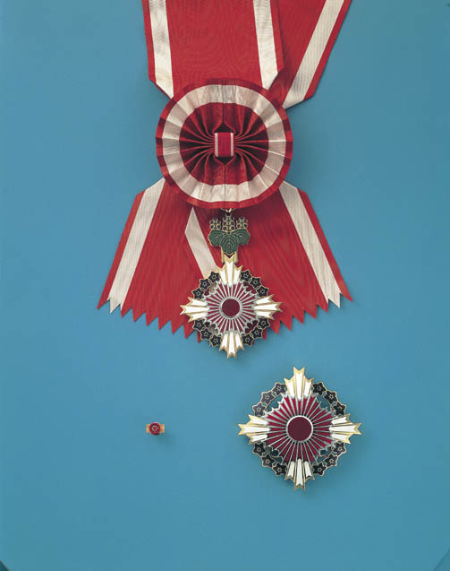 桐花大綬章」の意味や使い方 わかりやすく解説 Weblio辞書