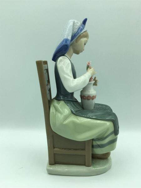 Lladro(リヤドロ) / リヤドロ/椅子に座る少女/花欠け有 | 中古品の販売