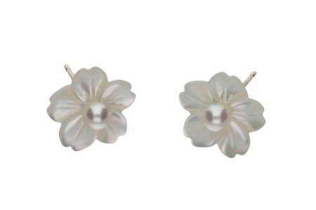 K18】白蝶貝 桜シェルピアス/No.4 | 山梨県甲府市 | ふるさと納税