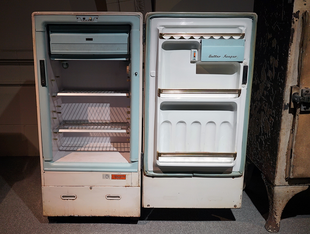 昭和30年代 東芝 電気 冷蔵庫 昭和レトロ 当時物 アンティーク 雑貨