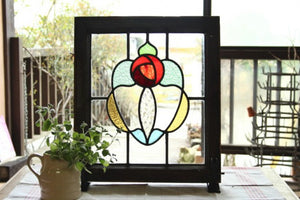 ガラスの質感が魅力的な赤いバラのステンドグラス イギリス