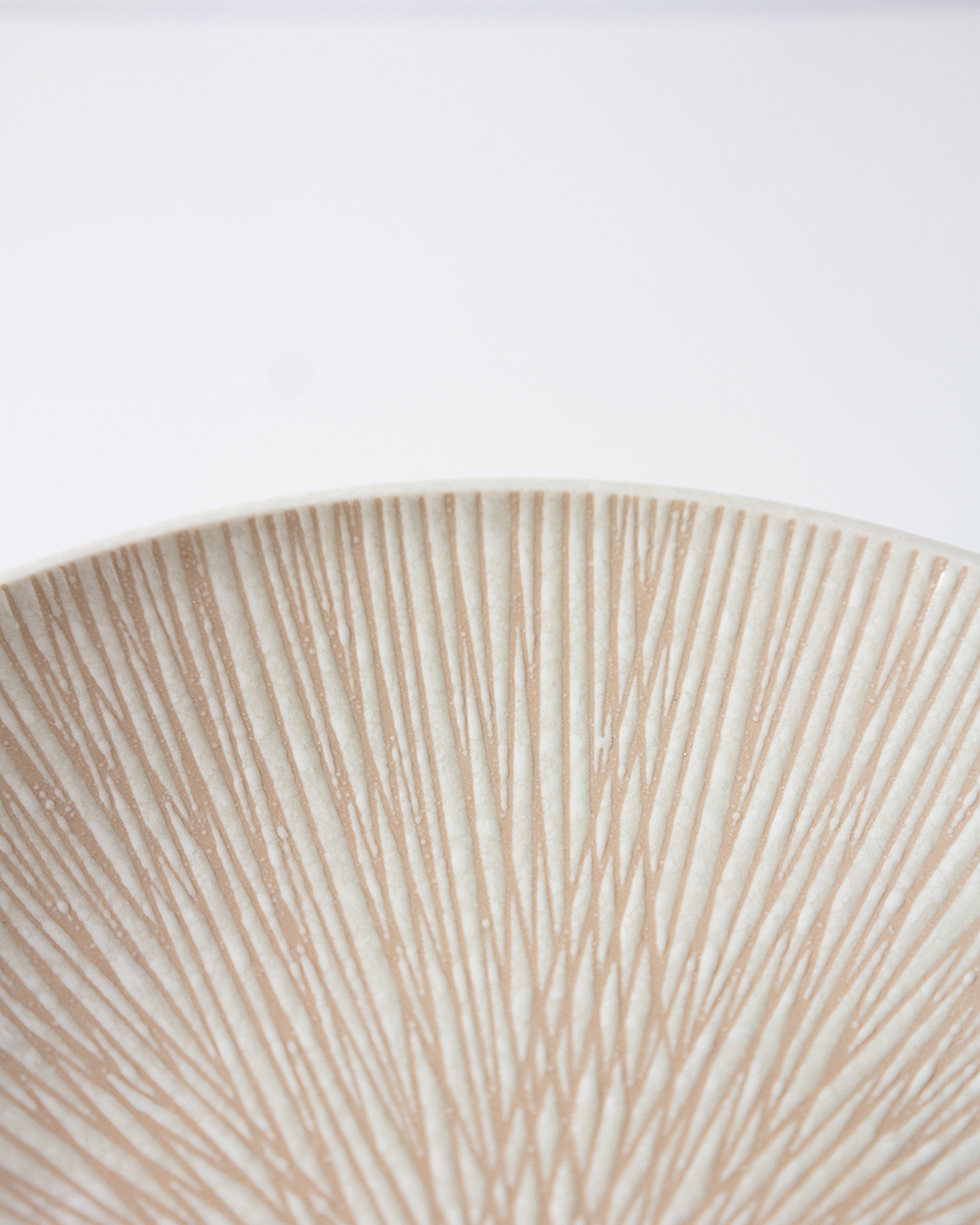 刻み乱十草 白 丸8寸皿 -器市- | cocochi ｜ 家具と服と暮らしの店