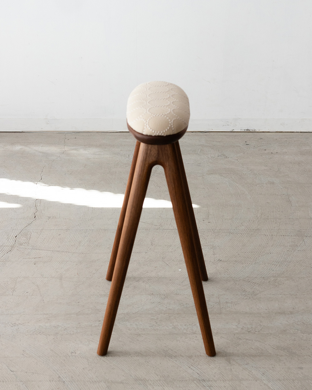 coupé kitchen stool 〈ウォールナット材 / 張地ミナペルホネン