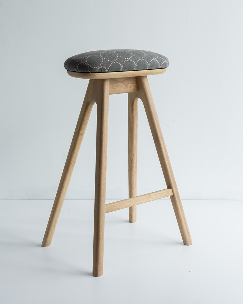 送料込】キッチンスツールNA(H630)＋張地ミナペルホネン グレー