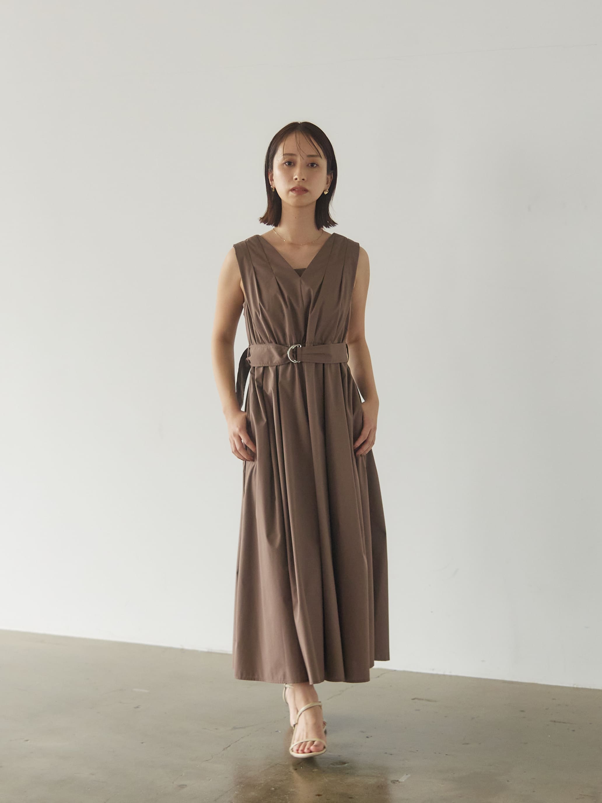 Vネックタックギャザーベルト付きワンピース-short & regular | 小柄