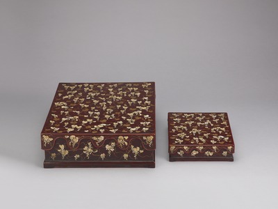 九州国立博物館 | 収蔵品データベース | 葡萄栗鼠螺鈿箔絵料紙硯箱