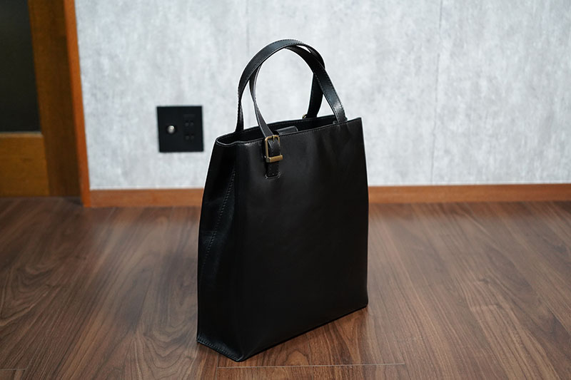 マザーハウスのブライトVトートをレビュー。ミニマルデザインで