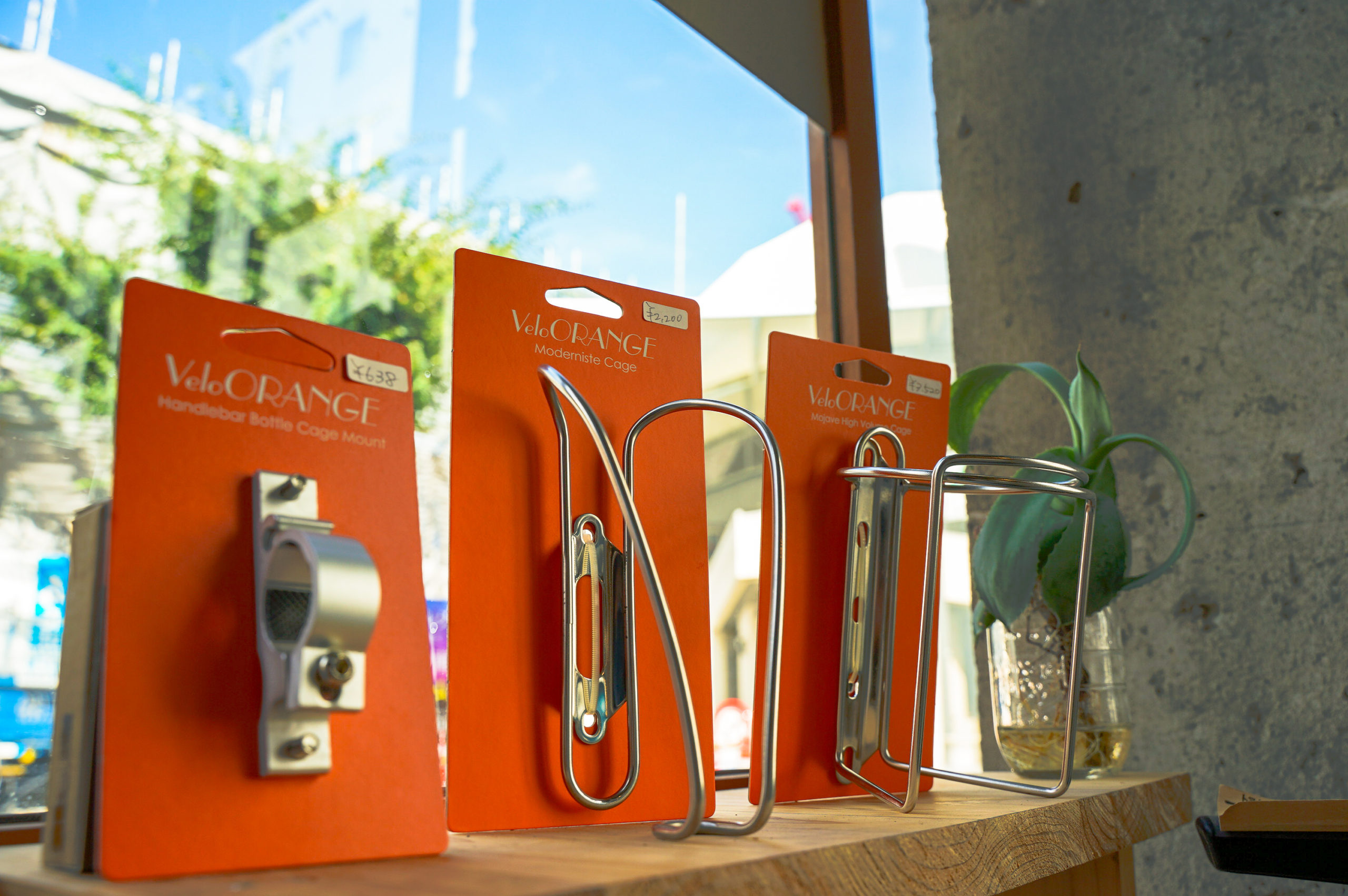 ステンレススチールの形状が美しい、ボトルホルダーのご紹介です