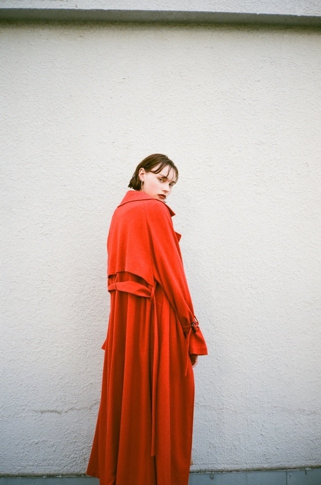 CLANEの新作アウター第一弾は、マキシ丈が存在感たっぷりのスーパー