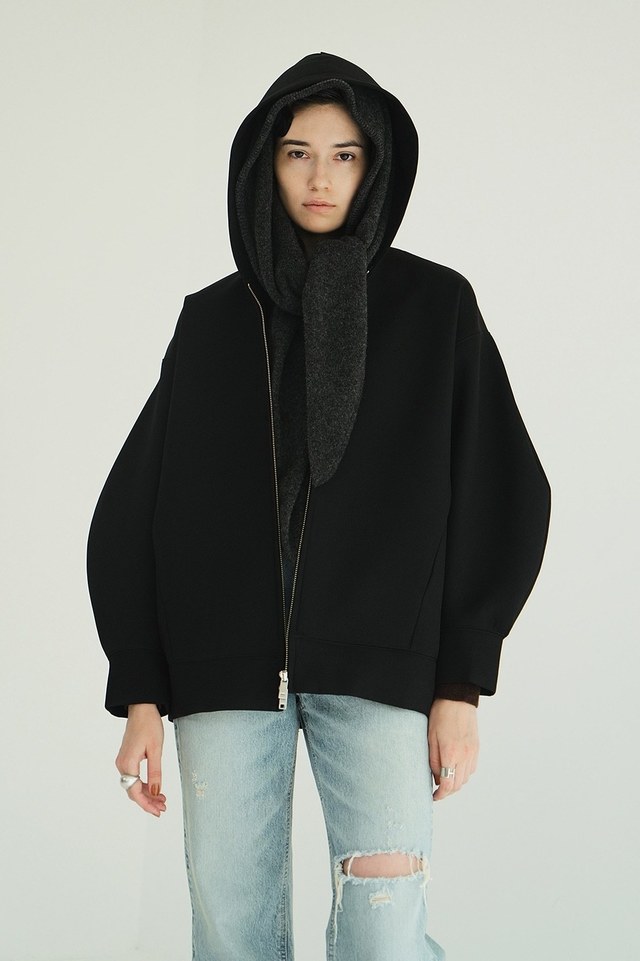 10月28日(火)発売アイテムのご紹介。構築的な袖のシルエットに拘った