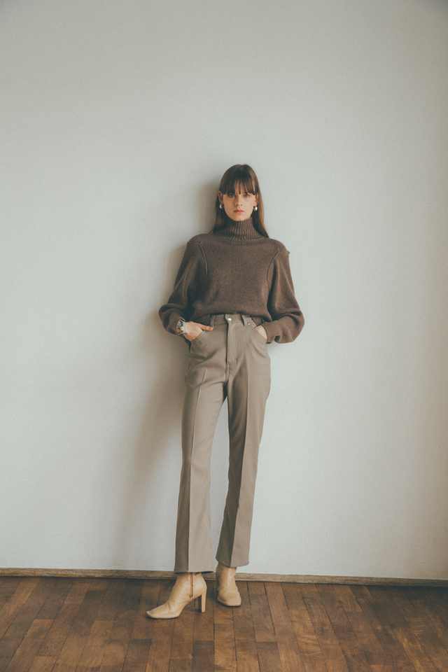 10月13日(火)発売の新作ニット。肩見せスタイルがオススメの「2WAY