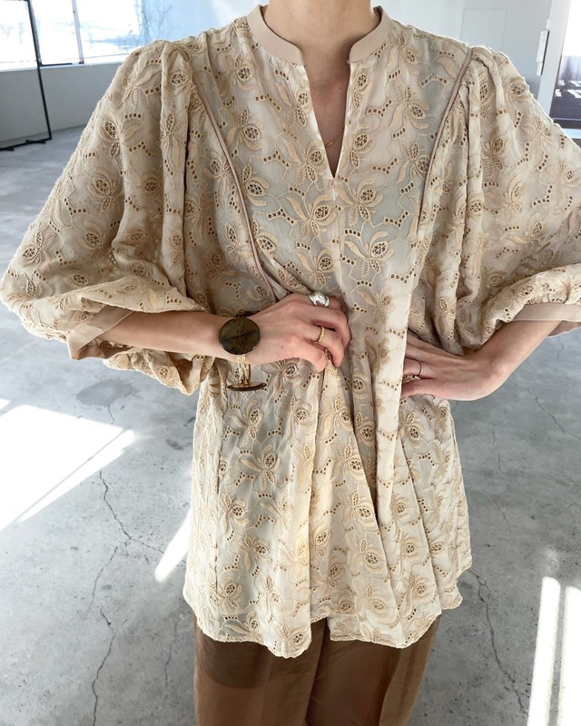 レース調の花柄刺繍が目を惹く「FLOWER LACEシリーズ」ワンピースと