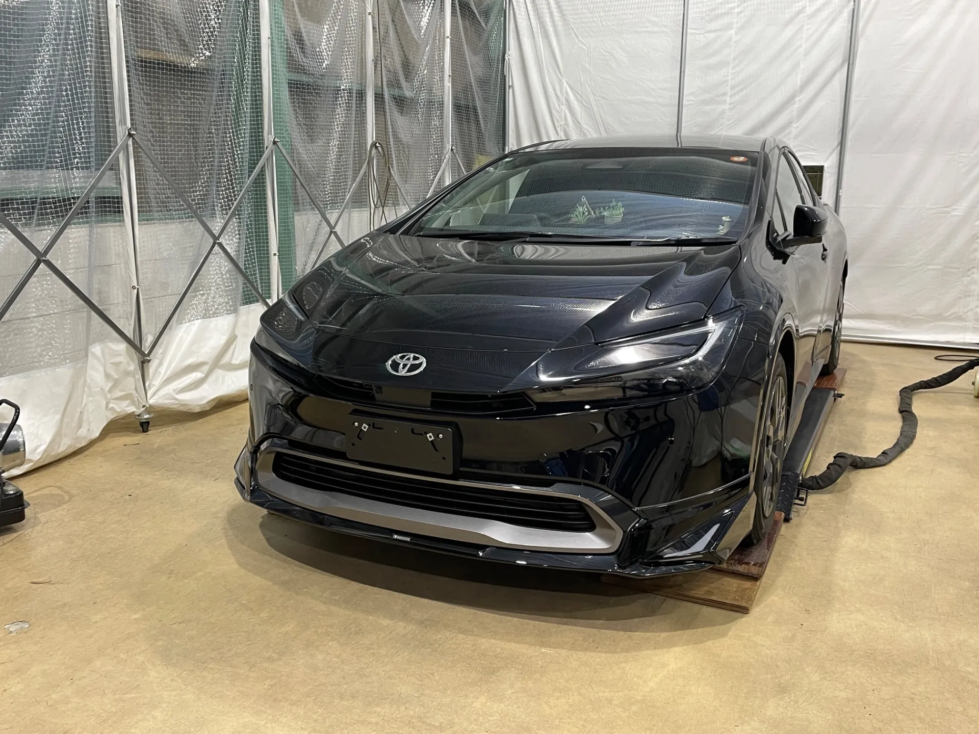 60プリウスのフロントロアグリルのラッピング | 施工実績 | 名古屋の