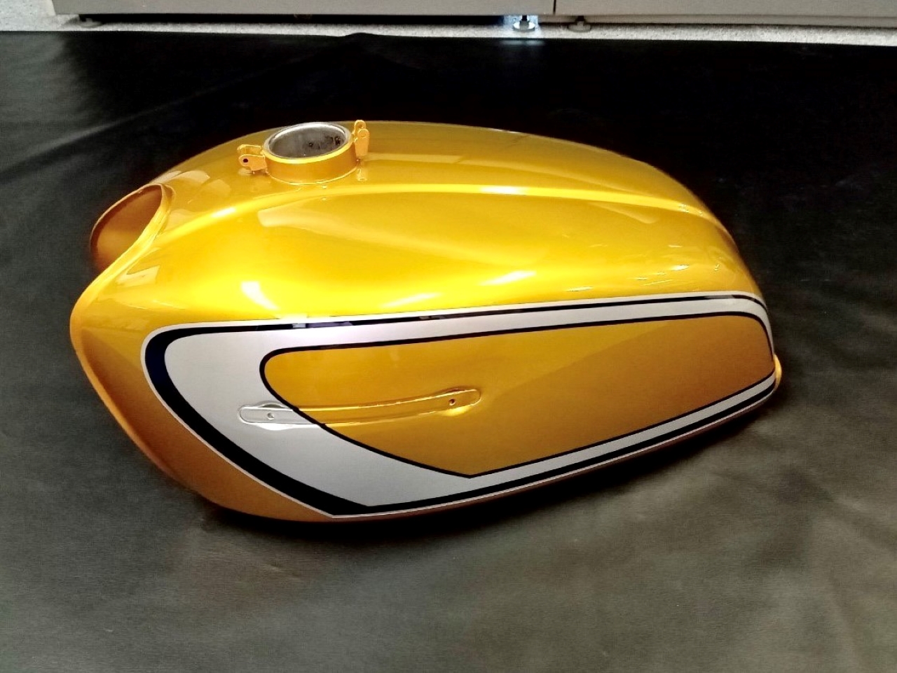 SUZUKI GT380 ｜タンク復元塗装 | 東京八王子エリア