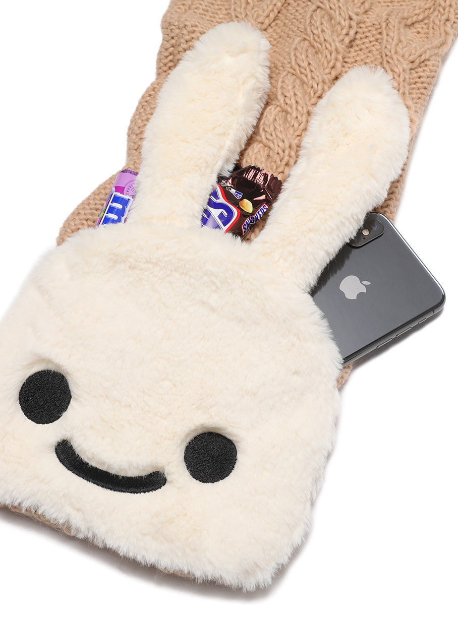 ふわふわウサギ付きケーブル編みマフラー｜ウサギがいる｜CUNE ONLINE