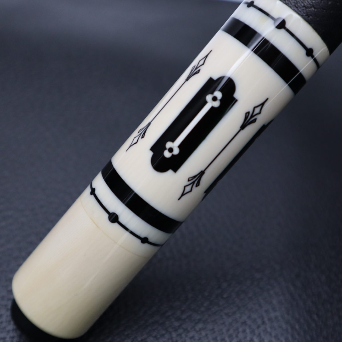 Richard Black | カスタムキュー｜イリス