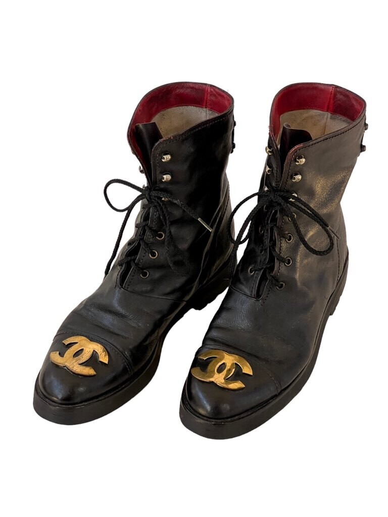 CHANEL VINTAGE 90'S BLACK LEATHER CC LACE UP COMBAT BOOTS WITH