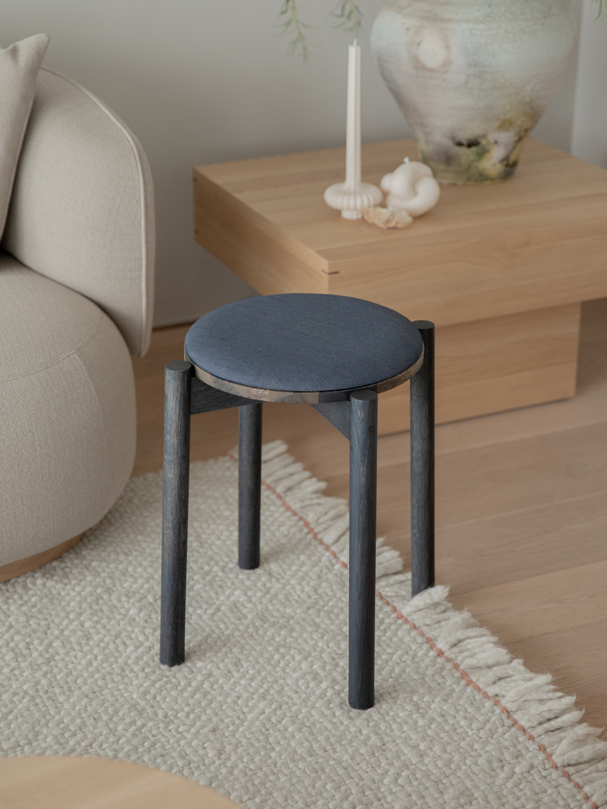 新商品】あのカリモク家具製!ファクトリエ限定、日本初「虫食いナラ材