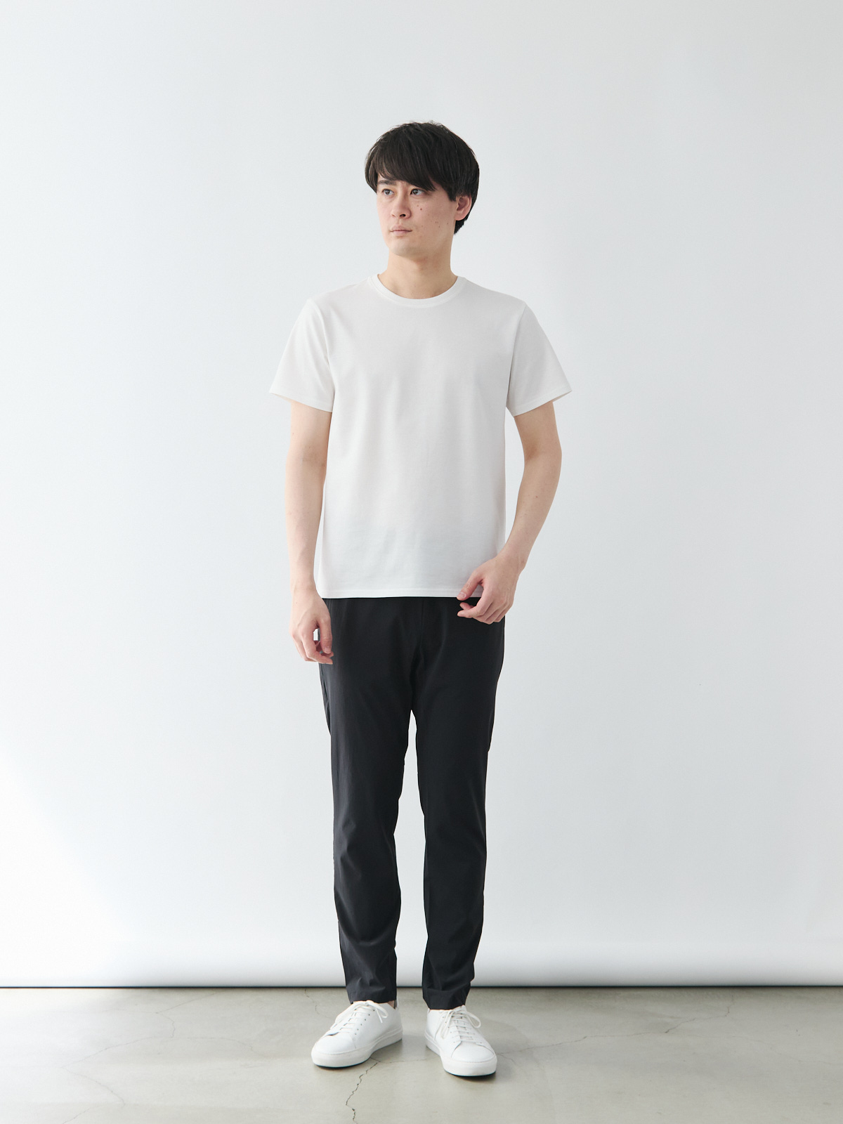 スマートシルエットの超軽量ストレッチパンツ/スリムフィット/ブラック