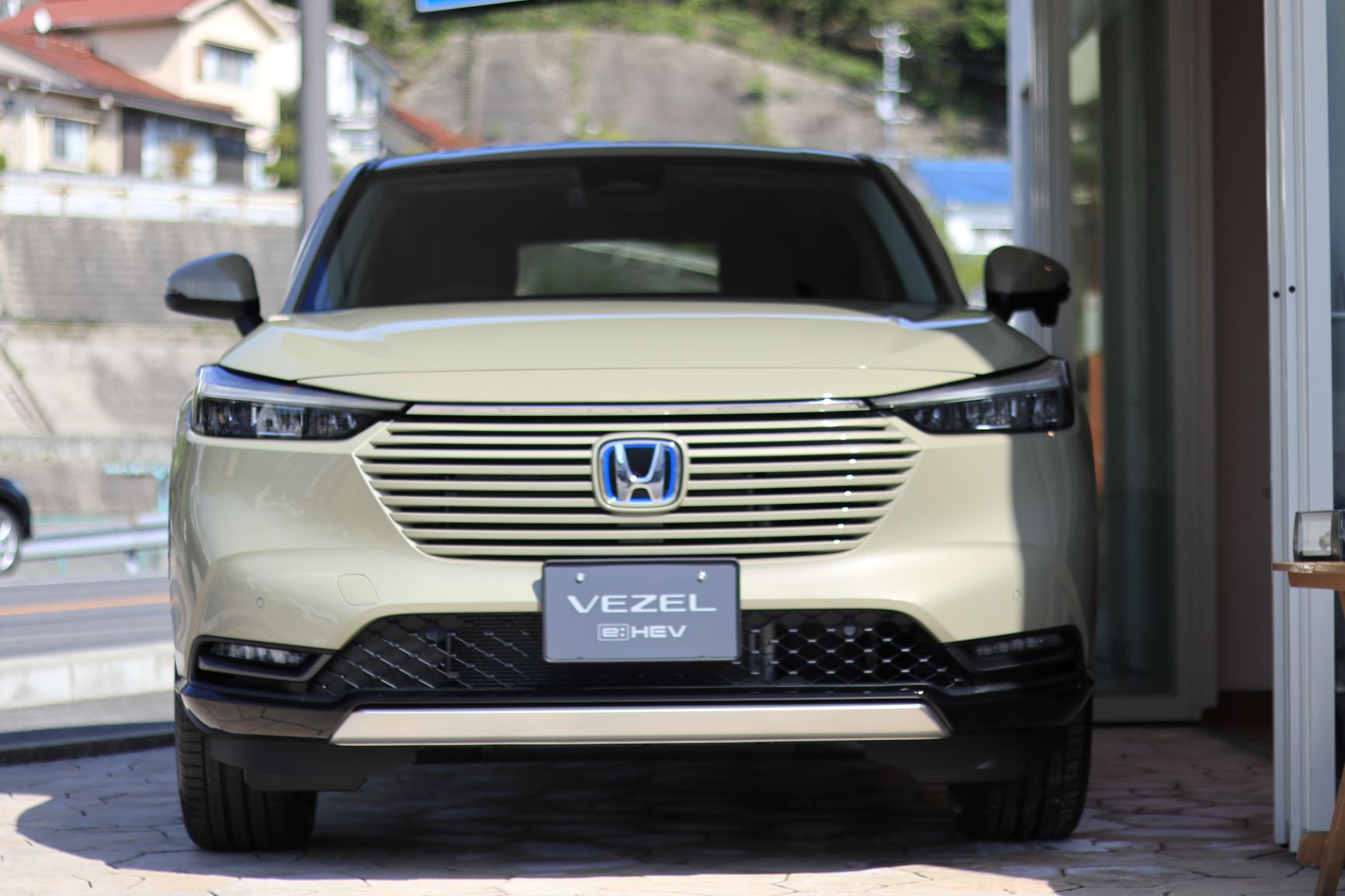 公式】アーバンスタイルのフロントグリル装着【新型ヴェゼル