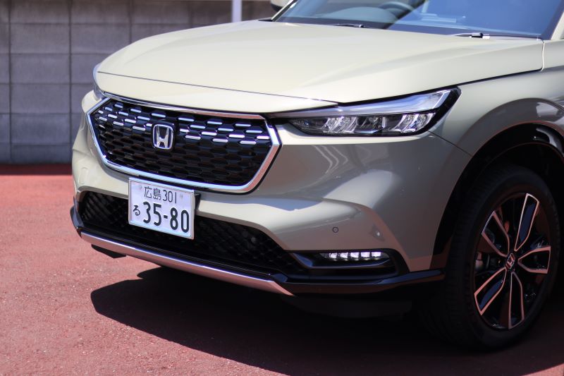 公式】アーバンスタイルのフロントグリル装着【新型ヴェゼル