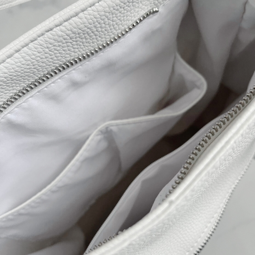 gibous × dependoll] studs fur bag white